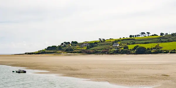 夏の日にビーチ アイルランドの海辺の風景 — ストック写真