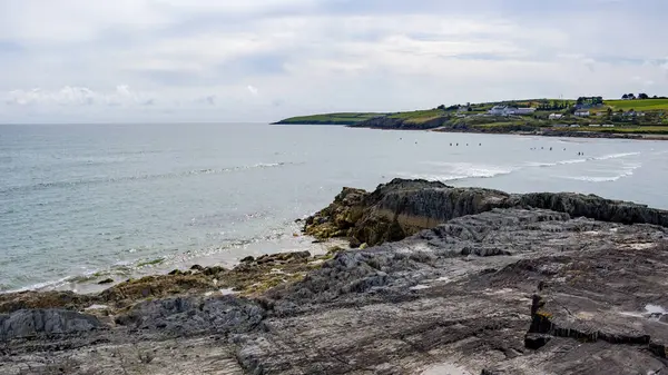 夏天在爱尔兰的落基海滨海滨风景 白云笼罩下的海岸 — 图库照片