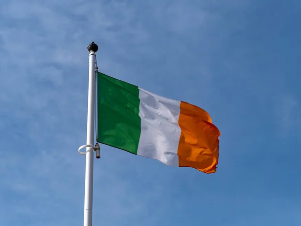 Drapeau Irlande Sur Mât Contre Ciel Bleu Clair Image En Vente