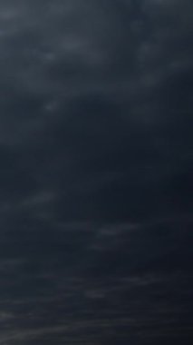 Fırtınalı yağmur, büyük kabarık bulutlar. Karanlık gökyüzü. Doğal manzara soyut arka plan. Hava koşulları arka planda değişiyor. Gökyüzü şehvetli bulutlarla dolu. Dikey video.