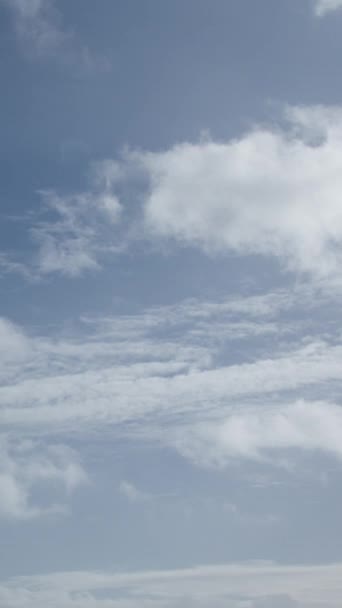 Πυκνά Σύννεφα Μοιάζουν Χνουδωτές Λευκές Μπάλες Βαμβακιού Στον Ουρανό Ομορφιά — Αρχείο Βίντεο