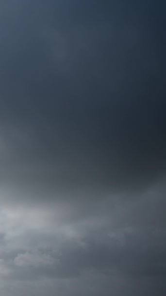 阴郁的天气与阴郁的心情相称 灰蒙蒙的云彩遮蔽了太阳 一段视频的时间推移捕捉到了雨天的忧郁魅力 垂直录像 — 图库视频影像