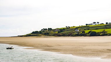 Sandy Irish plajı bir yaz günü. Deniz manzarası, İrlanda.