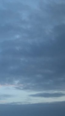 Arka plan olarak sabah gökyüzünün hızlandırılmış videosu. Dikey video.