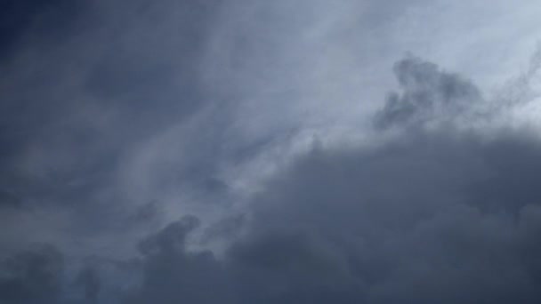 催眠動作で空を高速で飛ぶふわふわの嵐灰色の雲のイメージ 天の平和な時間の経過 — ストック動画