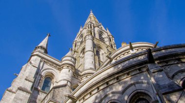 Cork, İrlanda 'da bir Anglikan kilisesinin yüksek kulesi. Neo-Gotik Hıristiyan dini mimarisi. St Fin Barre Katedrali, Mantar ve Iconic Binaları.