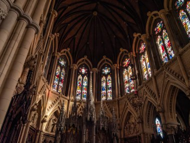 St.Colman Katedrali 'nin camları ve iç dekorasyonu lekeli, Cobh. Katedralin iç manzarası.