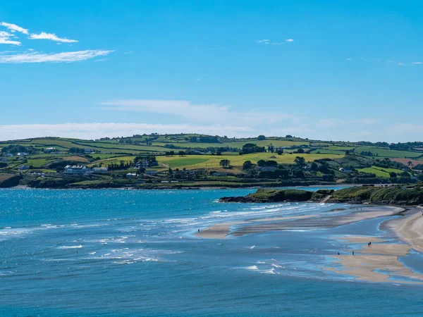 여름날에는 아일랜드 해변을 구경할 수있다 아일랜드의 아름다운 대서양 연안입니다 휴양지 — 스톡 사진