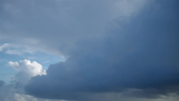 Eine Große Dunkle Wolke Bewegt Sich Himmel Der Himmel Ist — Stockvideo