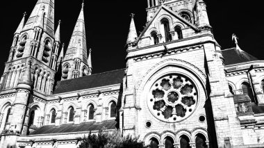 Cork, İrlanda 'daki bir Anglikan kilisesinin uzun Gotik kulesi. Neo-Gotik mimari. St Fin Barre Katedrali, Mantar ve Iconic Binaları.