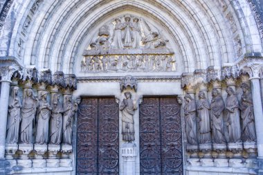 Cork Katedrali 'nin ön cephesinin ayrıntıları. Binanın ön cephesi. Neo-Gotik tarzı. Beş Bilge Bakire ve Aptal Bakirenin ön giriş heykeli.