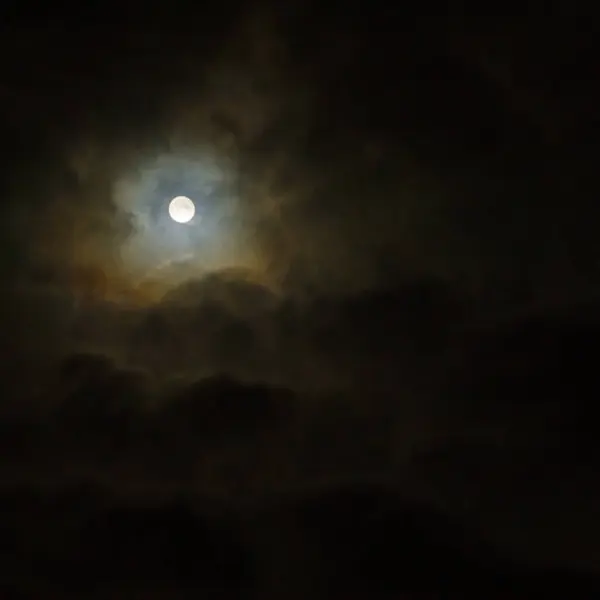보름달 밤하늘의 구름들 사이에서 빛난다 하늘에 보름달 — 스톡 사진