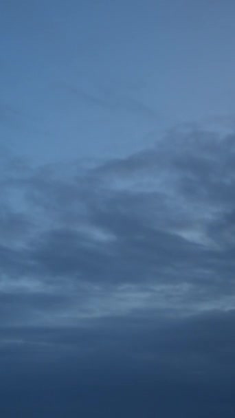 Schnelle Wolkenbewegung Einem Bewölkten Morgen Als Hintergrund Vertikales Video — Stockvideo