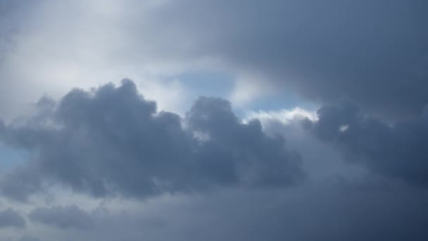 背景には夏に白い円状の雲が浮かぶ青空 テキストのスペースをコピーします ビデオのタイムラプス — ストック動画