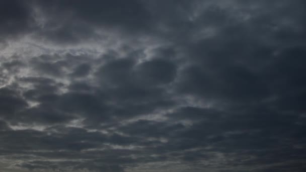 ストラトコーム雲は しばしば暗いハニカム状の外観を持つ灰色または白色のパッチ状の雲です — ストック動画