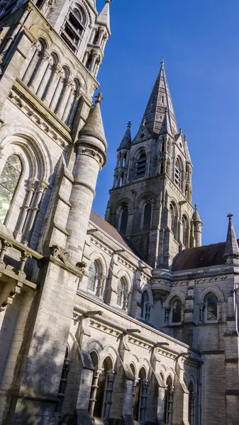 Ψηλό Γοτθικό Καμπαναριό Μιας Αγγλικανικής Εκκλησίας Στο Κορκ Της Ιρλανδίας — Φωτογραφία Αρχείου