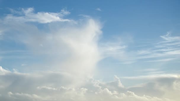 Video Timelapse Fondo Azul Cielo Con Nubes Blancas Rayas Tenues — Vídeos de Stock