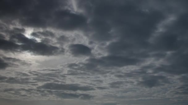 Sol Brilla Través Gruesas Nubes Lluvia Gris Cielo Como Fondo — Vídeos de Stock