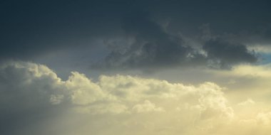 Kalın gri bulutlar gökyüzünü kaplıyor, arka plan. Bulutlar. Panoramik görüntü. Uçsuz bucaksız bulutlar.