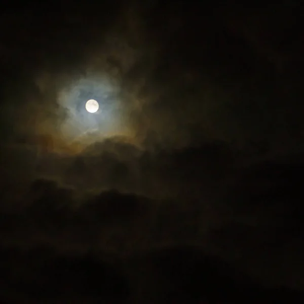Πανσέληνος Στο Σκοτεινό Νυχτερινό Ουρανό Σύννεφα — Φωτογραφία Αρχείου