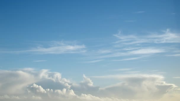 视频时间过去了 浅蓝色天空背景 薄薄的移动云复制空间 — 图库视频影像