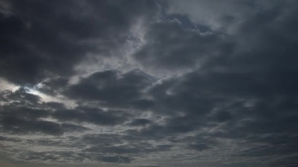 層状の雲は しばしば暗いハニカム状の外観を持つ灰色または白色のパッチ状の雲である 雨や雪の前に嵐の雲と美しい暗い劇的な空 — ストック動画