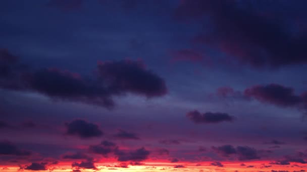 Облака Утреннем Небе Освещаются Розовым Светом Драматическое Небо Рассвете Фон — стоковое видео