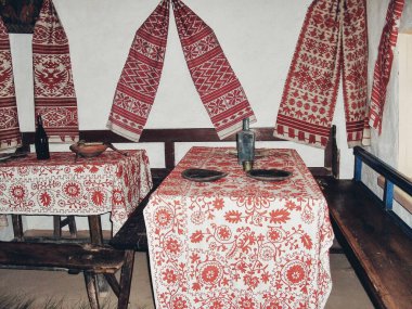 Pereyaslav, Ukrayna, 12 Haziran 2007. Eski Ukrayna evlerinde duvarlar canlı işlemeli havlularla canlanırken, masalar karmaşık işlemeli masa örtüleriyle süsleniyordu..