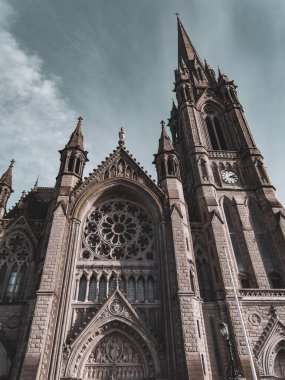 Katolik katedrali, Gotik tarzı. Cobh Katedrali ya da Queenstown Katedrali olarak bilinen St Colman Katedrali, Cobh, İrlanda 'da tek kule katedrali..