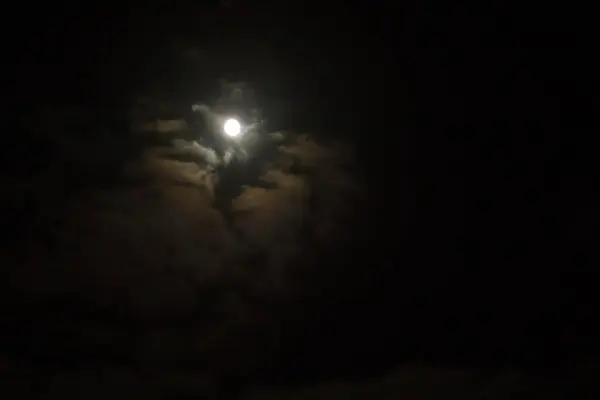 Φεγγάρι Λάμπει Ανάμεσα Στα Σύννεφα Στο Νυχτερινό Ουρανό Πανσέληνος Στον — Φωτογραφία Αρχείου