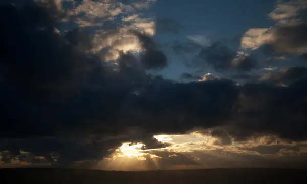 Piękny Zachmurzony Świt Krajobraz Jasne Niebo Promienie Słońca Kontekst — Zdjęcie stockowe