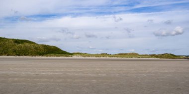 Inchydoney 'in ünlü İrlanda plajı. Güneşli bir yaz gününde Atlantik Okyanusu 'nun İrlanda kıyıları. deniz kıyısı