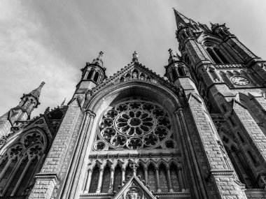 İrlanda 'daki Katolik Katedrali, Gotik tarzı. Cobh Katedrali ya da Queenstown Katedrali olarak bilinen St Colman Katedrali, tek kuleye sahip Roma Katolik Katedrali. Siyah ve beyaz
