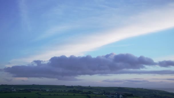 Mraky Dopoledních Hodinách Pastelově Zbarvená Obloha Nad Zelenou Irskou Krajinou — Stock video