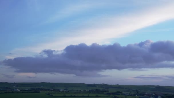 Poranne Niebo Wyglądało Malowniczo Chmurami Unoszącymi Się Nad Zieloną Irlandzką — Wideo stockowe