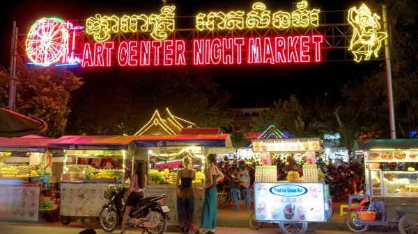 Siem Reap, Камбоджа, декабрь 2018 года. Несколько молодых девушек возле ларьков на ночном рынке Сиемреап.