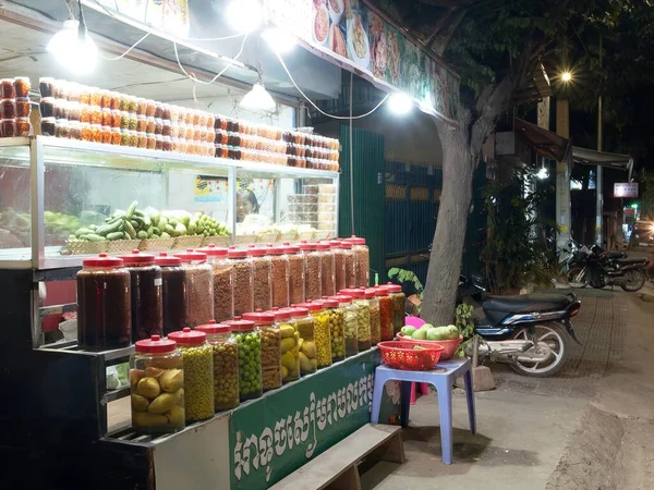 2018年12月 カンボジアのシェムリアップ カンボジアの小さな屋台の棚には さまざまな熱帯果実を持つ大きな透明な瓶があります — ストック写真