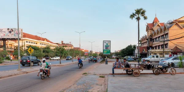 Siem Reap Cambodia December 2018 在南亚城市暹粒的街道上 交通稳定 给繁华的大都市增添了生机勃勃的氛围 — 图库照片