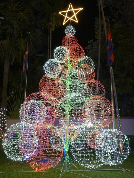 캄보디아에서 크리스마스를 기념하는 장식들 화려하게 장식되어 있으며 장식용 조명등으로 장식된 — 스톡 사진