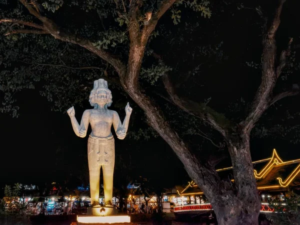 Скульптурное Изображение Многоликого Многорукого Индуистского Божества Освещенное Вечером Улице Сиемреапе — стоковое фото