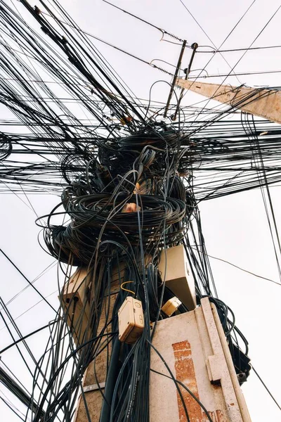 Nagy Tekercs Vezetékek Kábelek Egy Rúdon Káosz Ázsiai Elektromos Vezetékek — Stock Fotó