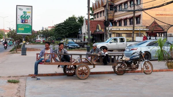 Siem Reap Cambodia December 2018 在亚洲一个城市的街道上 几个年轻人正坐在一辆与摩托车相连的拖车里休息 — 图库照片