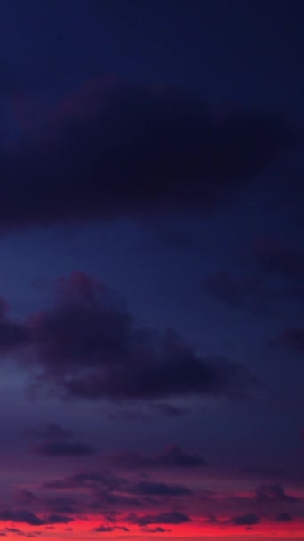 Утреннее Солнце Зажгло Облака Розовым Светом Создав Потрясающий Вид Который — стоковое видео