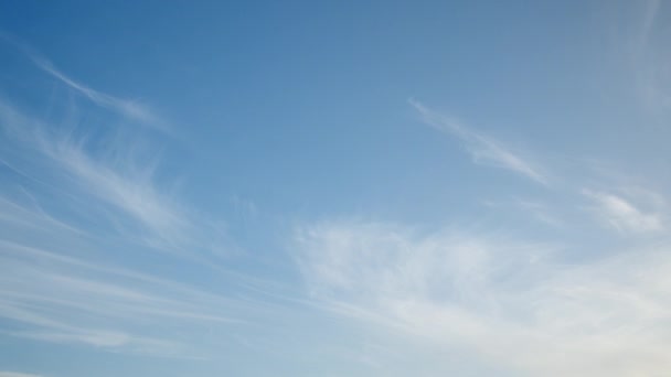 Mavi Gökyüzü Uzun Ince Sirrus Bulutları Için Huzur Verici Rahatlatıcı — Stok video