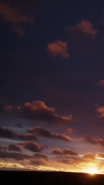 Приголомшлива Суміш Бурштинових Хмар Фарбує Ранкове Небо Коли Сонце Починає — стокове відео