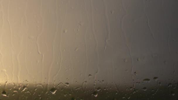 Jemné Koule Dešťové Vody Padají Pomalu Kloužou Dolů Nasáklém Skle — Stock video