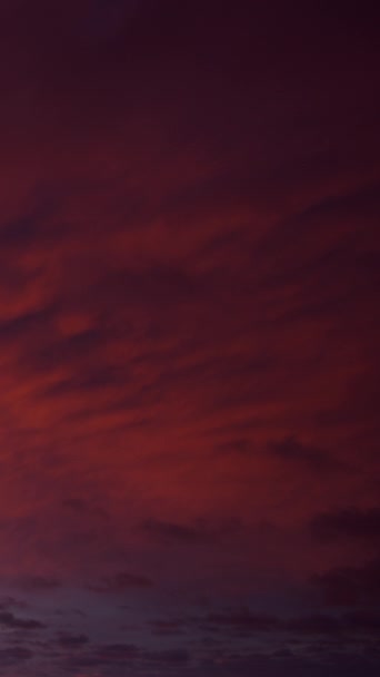 Céu Brilhou Tom Brilhante Escarlate Com Nuvens Movendo Rapidamente Criando — Vídeo de Stock