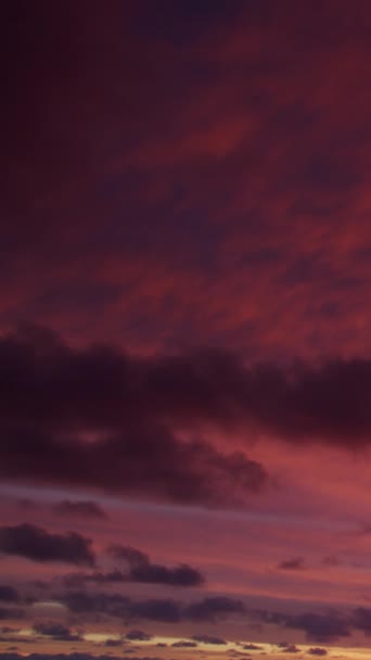 Горизонт Великолепным Оттенком Малинового Этим Утром Быстро Движущимися Облаками Которые — стоковое видео