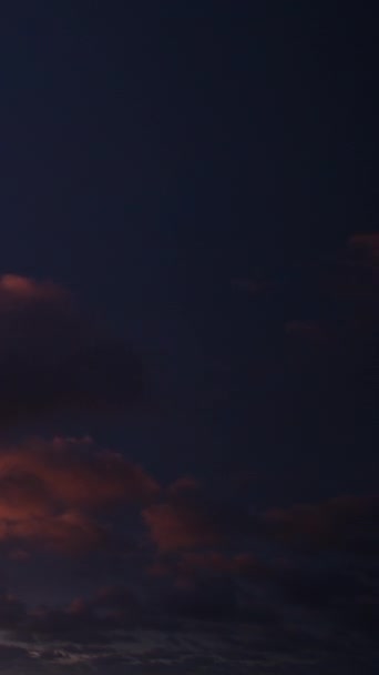 황갈색의 뭉게구름 라일락의 하늘로 비디오 미터기로 아름다운 새벽으로 배경으로 하늘을 — 비디오
