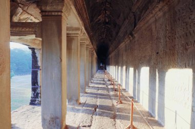 Kamboçya 'daki antik Angkor tapınağında sütunları olan uzun bir koridor bulunur..